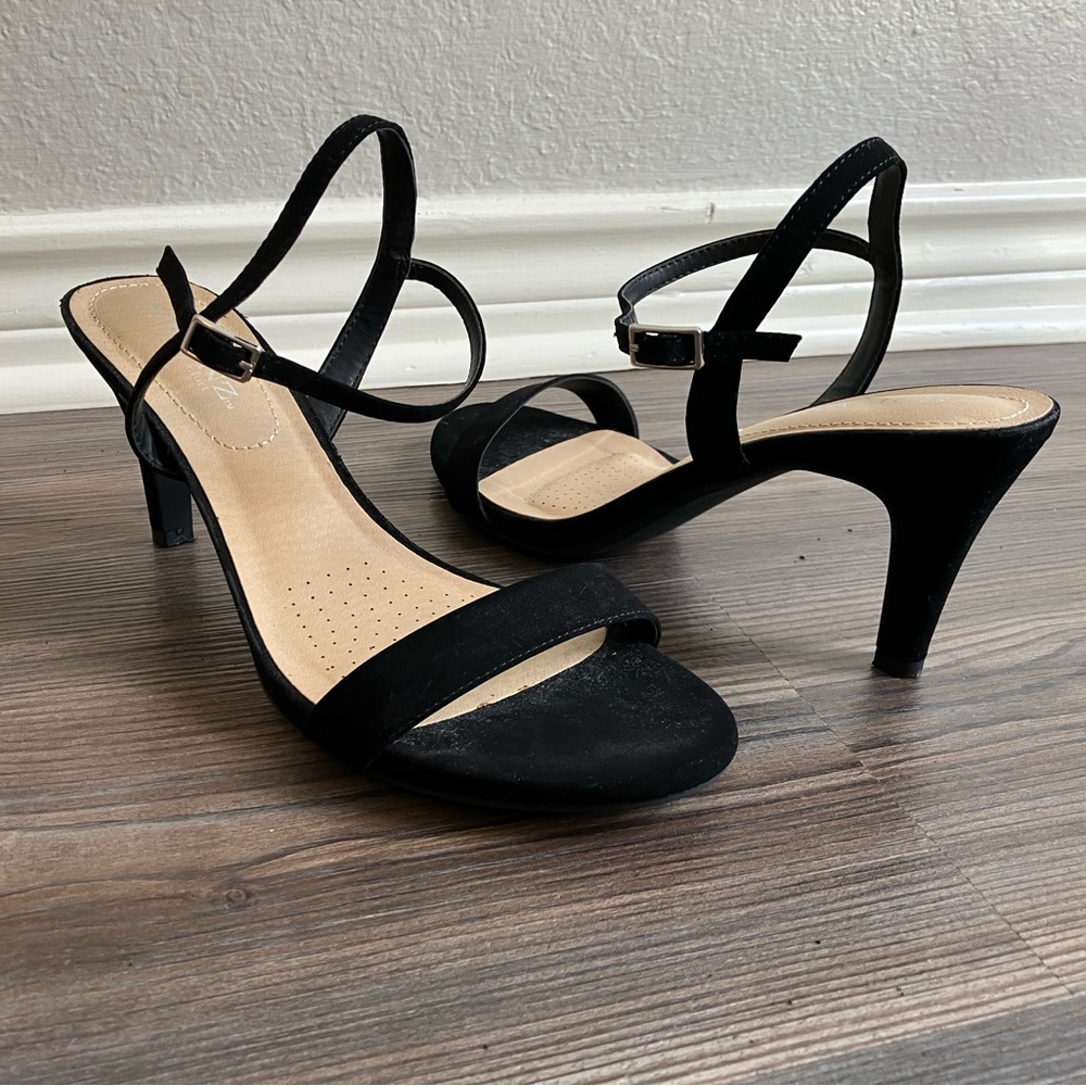 Solanz Elegant Black Strappy Heels